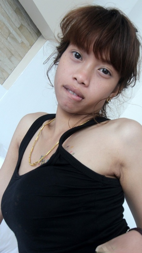 Beautiful Thai babe Mai losing her virginity with a stranger at the hotel