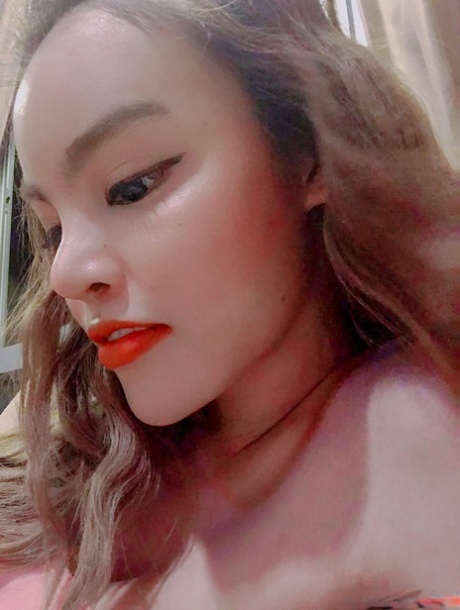 Pretty Asian babe shows off her beautiful tits while taking selfies