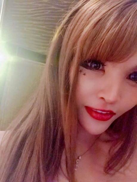 Pretty Asian babe shows off her beautiful tits while taking selfies