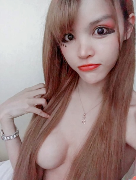 Pretty Asian babe shows off her beautiful tits while taking selfies