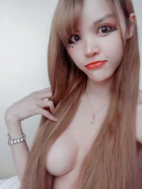 Pretty Asian babe shows off her beautiful tits while taking selfies