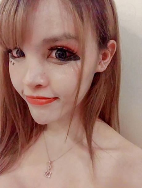 Pretty Asian babe shows off her beautiful tits while taking selfies