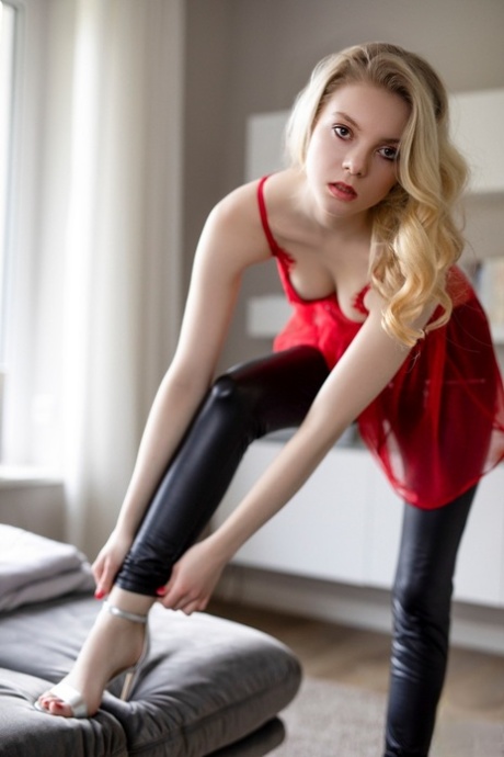 Glamorous babe Emmi strips naked & shows off her flawless petite body